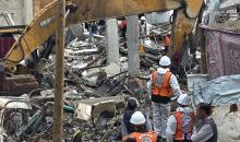 فرق الدفاع المدني تبدأ عمليات البحث عن 55 جثة تحت أنقاض 13 منزلاً دمرها القصف الإسرائيلي في خان يونس، 20 ديسمبر/كانون الأول 2025. صور: طارق محمد/ (APA )