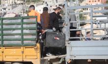 فلسطينيون يحملون أمتعتهم بعد إجبارهم على مغادرة منازلهم على يد القوات الإسرائيلية خلال مداهمة مخيم نور شمس للاجئين في طولكرم، بالضفة الغربية المحتلة، في 17 ديسمبركانون الأول 2025. صورة محمد ناصر