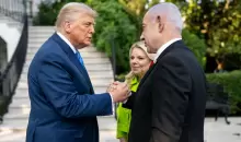 استقبال الرئيس الأميركي دونالد ترمب رئيس الوزراء الإسرائيلي بنيامين نتنياهو وزوجته سارة عند المدخل الجنوبي للبيت الأبيض في 7 يوليو 2025 (د.ب.أ).webp