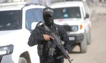 فرق من كتائب القسام ومسؤولون من الصليب الأحمر إلى جانب آليات ثقيلة تابعة لمصر،تجري عمليات بحث في حي الزيتون بمدينة غزة، لاستعادة جثة إسرائيلي في 8 ديسمبر/كانون الأول 2025. تصوير: عمر أشتوي