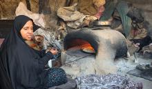 يتجمع فلسطينيون حول أفران طينية مؤقتة لطهي الطعام في قطاع غزة، بعد عشرة أسابيع من وقف إطلاق النار، في ظل شحّ غاز الطهي بسبب القيود الإسرائيلية على دخوله إلى القطاع