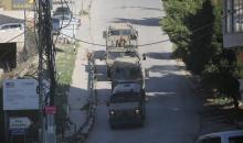 قوات الاحتلال الإسرائيلي تقوم بدورية في المنطقة بعد انفجار أثناء هدم منزل عائلة الأسير الفلسطيني عبد الكريم صنوبر خلال مداهمة في نابلس بالضفة الغربية، في 2 ديسمبر 2025