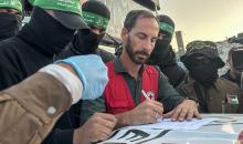 مسلحون من حماس والجهاد الإسلامي في فلسطين يسلمون لأفراد الصليب الأحمر جثة استعادوها من بيت لاهيا قبل تسليمها لإسرائيل لتحديد ما إذا كانت تعود لأحد الرهائن، شمال قطاع غزة، 3 ديسمبر/كانون الأول 2025