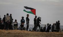 شبان فلسطينيون يركبون الدراجات النارية على الكثبان الرملية في بلدة الزهراء، بعد انقطاع دام عامين عن هذه الرياضة بسبب الحرب واحتلال الجيش الإسرائيلي للمنطقة المعروفة سابقا بمحور