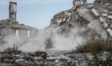شبان فلسطينيون يركبون الدراجات النارية على الكثبان الرملية في بلدة الزهراء، بعد انقطاع دام عامين عن هذه الرياضة بسبب الحرب واحتلال الجيش الإسرائيلي للمنطقة المعروفة سابقا بمحور 