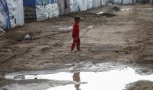 يُعاني النازحون الفلسطينيون من الفيضانات التي اجتاحت خيامهم إثر هطول أمطار غزيرة في غزة، 11 ديسمبر/كانون الأول 2025.