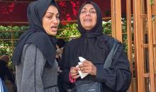 تشييع جثمان الشهداء الستة في مستشفى ناصر من قبل الأقارب حزنا على فقدان ستة فلسطينيين قضوا في غارة جوية إسرائيلية على خيام بعد انتهاك وقف إطلاق النار في منطقة مواصي خان يونس جنوب قطاع غزة