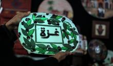 فلسطينيون يحضرون معرضًا  يعرض منتجات يدوية من صنع مجموعة من الحرفيين الصم في مدينة غزة