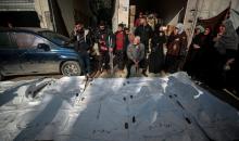 تواصل فرق الدفاع المدني، مستخدمةً آليات مصرية ثقيلة، عمليات البحث للوصول إلى جثث الفلسطينيين الذين سقطوا في هجمات إسرائيلية والمدفونين تحت الأنقاض في مدينة غزة، في 15 ديسمبر/كانون الأول 2025