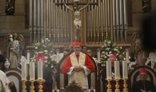 البطريرك اللاتيني للقدس، الكاردينال الإيطالي بييرباتيستا بيتسابالا يستقبل الحجاج والسياح لدى وصوله لترؤس قداس منتصف الليل في كنيسة المهد بمدينة بيت لحم، 24 ديسمبر/كانون الأول 2025،  (صور: مأمون وزواز/ apa)