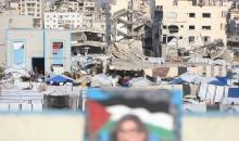 الطفلة النازحة سارة سعدة (14 عامًا) تمارس شغفها الفني بالرسم في خيمتها بمدينة غزة،23 ديسمبر/كانون الأول 2025 تصوير: عمر أشتوي