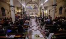 مسيحيون فلسطينيون يحضرون قداس عيد الميلاد في الدير اللاتيني بمدينة غزة في 24 ديسمبر/كانون الأول 2025. صورة: عمر أشتوي