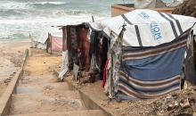 يُعاني الفلسطينيون من الفيضانات التي أعقبت هطول أمطار غزيرة على دير البلح وسط قطاع غزة، في 12 ديسمبر/كانون الأول 2025