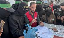 مسلحون من حماس والجهاد الإسلامي في فلسطين يسلمون لأفراد الصليب الأحمر جثة استعادوها من بيت لاهيا قبل تسليمها لإسرائيل لتحديد ما إذا كانت تعود لأحد الرهائن، شمال قطاع غزة، 3 ديسمبر/كانون الأول 2025