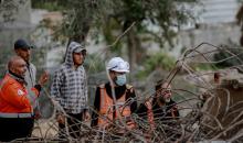 عمال الدفاع المدني الفلسطيني يبحثون عن جثث في مبنى منهار يعود لعائلة سليم، في شارع الجلاء بمدينة غزة، يوم الاثنين 15 ديسمبر/كانون الأول 2025. صورة: عمر أشتوي