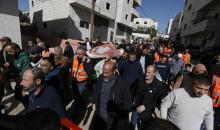 يحمل الناس جنازة عامل الصرف الصحي الفلسطيني زياد نعيم جبارة أبو داود (55 عامًا)، الذي قُتل بنيران إسرائيلية، في الخليل بالضفة الغربية في 7 ديسمبر 2025