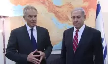 رئيس الوزراء بينيامين نتنياهو (من اليمين) مع مبعوث اللجنة الرباعية للشرق الأوسط حينذاك توني بلير، 17 يونيو، 2014. (Youtube screen cap).webp