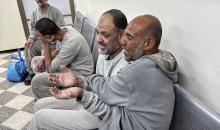 الأسرى الفلسطينيون المفرج عنهم من قبل جيش الاحتلال الإسرائيلي يتم نقلهم إلى مستشفى شهداء الأقصى لإجراء الفحوصات الطبية، الأسرى الفلسطينيون الذين اعتقلهم جيش الاحتلال الإسرائيلي من قطاع غزة خلال توغله البري، دير البلح