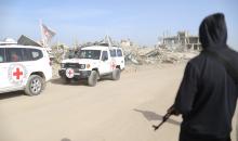 فرق من كتائب القسام ومسؤولون من الصليب الأحمر إلى جانب آليات ثقيلة تابعة لمصر،تجري عمليات بحث في حي الزيتون بمدينة غزة، لاستعادة جثة إسرائيلي في 8 ديسمبر/كانون الأول 2025. تصوير: عمر أشتوي