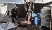 أحمد أبو ليلى أب لخمسة أطفال أصيب في الحرب  يحاول إصلاح خيمته بعد أن تضررت جراء الأمطار الغزيرة والرياح العاتية التي اجتاحت مخيم النصيرات وسط قطاع غزة، 28 ديسمبر/كانون الأول 2025.تصوير: معز صالحي