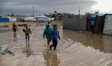 يُعاني النازحون الفلسطينيون من الفيضانات التي اجتاحت خيامهم إثر هطول أمطار غزيرة في غزة، 11 ديسمبر/كانون الأول 2025.