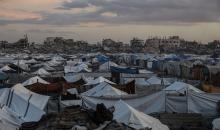 يواصل الفلسطينيون النازحون حياتهم اليومية في ظل ظروف صعبة داخل خيام النزوح المنتشرة وسط الدمار في حي الزيتون، جنوب شرق مدينة غزة، في 9 ديسمبر/كانون الأول 2025. تصوير: عمر أشتوي