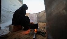 يواصل الفلسطينيون حياتهم اليومية في ظروف صعبة داخل خيام متهالكة لا توفر لهم أي حماية من برد الشتاء القارس والأمطار الغزيرة في مدينة غزة، 22 ديسمبر/كانون الأول 2025. صورة: عمر أشتوي