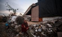 يحاول الفلسطينيون الحفاظ على حياتهم اليومية في مبانٍ مدمرة جزئيًا بعد أن غمرت الأمطار الغزيرة الخيام التي تؤوي نازحين في جباليا، شمال قطاع غزة، في 14 ديسمبر/كانون الأول 2025. صور: عمر أشتوي