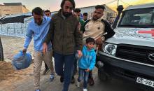 نقل أسرى فلسطينيين أفرج عنهم الجيش الإسرائيلي بواسطة سيارات تابعة للصليب الأحمر إلى مستشفى شهداء الأقصى لإجراء فحوصات طبية في دير البلح، وسط قطاع غزة، في 21 ديسمبر/كانون الأول 2025. (صورة: أحمد إبراهيم/ apa)