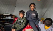 عائلة فلسطينية تحتمي من برد الشتاء القارس في خيمة نصبتها فوق منزلها المدمر قرب الخط الأصفر في خان يونس، جنوب قطاع غزة، ١٧ ديسمبر/كانون الأول ٢٠٢٥. تصوير: طارق محمد/وكالة الأنباء الفلسطينية (APA )