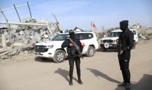 فرق من كتائب القسام ومسؤولون من الصليب الأحمر إلى جانب آليات ثقيلة تابعة لمصر،تجري عمليات بحث في حي الزيتون بمدينة غزة، لاستعادة جثة إسرائيلي في 8 ديسمبر/كانون الأول 2025. تصوير: عمر أشتوي