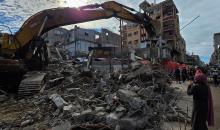 فرق الدفاع المدني تبدأ عمليات البحث عن 55 جثة تحت أنقاض 13 منزلاً دمرها القصف الإسرائيلي في خان يونس، 20 ديسمبر/كانون الأول 2025. صور: طارق محمد/ (APA )