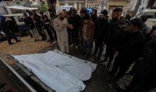 شُيّع الفلسطينيون جثامين عدد من الضحايا الذين سقطوا جراء انهيار مبانٍ متداعية بفعل الأمطار الغزيرة في مدينة غزة.تصوير: عمر أشتوي