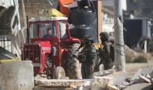 فلسطينيون يحملون أمتعتهم بعد إجبارهم على مغادرة منازلهم على يد القوات الإسرائيلية خلال مداهمة مخيم نور شمس للاجئين في طولكرم، بالضفة الغربية المحتلة، في 17 ديسمبركانون الأول 2025. صورة محمد ناصر