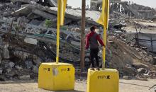 الجيش الإسرائيلي يعيد وضع الكتل الخرسانية الصفراء المُستخدمة لترسيم خط الانسحاب المؤقت داخل قطاع غزة، في بلدة بني سهيلة شرق خان يونس . تصوير: طارق محمد