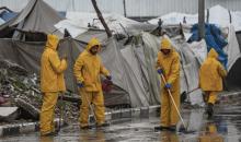 يُعاني الفلسطينيون من الفيضانات التي اجتاحت مخيم النصيرات وسط قطاع غزة، إثر هطول أمطار غزيرة في 11 ديسمبر/كانون الأول 2025