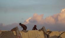 يواصل الفلسطينيون النازحون حياتهم اليومية في ظل ظروف صعبة داخل خيام النزوح المنتشرة وسط الدمار في حي الزيتون، جنوب شرق مدينة غزة، في 9 ديسمبر/كانون الأول 2025. تصوير: عمر أشتوي