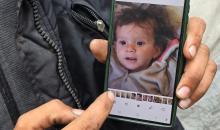 تروي عائلة الرضيعة الفلسطينية رهف أبو جزر الساعات الأخيرة من حياتها قبل وفاتها، بعد أن عانت من البرد القارس والأمطار الغزيرة في خيمة لجأوا إليها في خان يونس، جنوب قطاع غزة. ١٢ ديسمبر/كانون الأول ٢٠٢٥. صور: طارق محمد