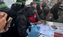 مسلحون من حماس والجهاد الإسلامي في فلسطين يسلمون لأفراد الصليب الأحمر جثة استعادوها من بيت لاهيا قبل تسليمها لإسرائيل لتحديد ما إذا كانت تعود لأحد الرهائن، شمال قطاع غزة، 3 ديسمبر/كانون الأول 2025