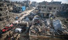 تُجري فرق الدفاع المدني وسكان محليون عمليات بحث وإنقاذ في مبنى سكني انهار في مخيم الشاطئ للاجئين عقب هطول أمطار غزيرة في مدينة غزة