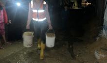 طواقم الدفاع المدني بمحافظة خانيونس خلال مساعدتها للمواطنين الغارقين في الخيام بسبب المنخفض الجوي ليلة امس.jpg