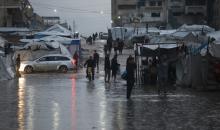 النازحون الفلسطينيون يواجهون برداً قارساً في الخيام بمدينة غزة، 15 ديسمبر/كانون الأول 2025. تصوير: عمر أشتوي