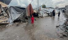 يعاني الفلسطينيون من الفيضانات التي أعقبت هطول أمطار غزيرة في مدينة غزة (10 ديسمبر/كانون الأول 2025). صورة: مطر الزاق