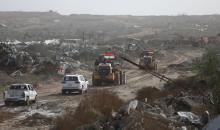 فرق من كتائب القسام ومسؤولون من الصليب الأحمر إلى جانب آليات ثقيلة تابعة لمصر،تجري عمليات بحث في حي الزيتون بمدينة غزة، لاستعادة جثة إسرائيلي في 8 ديسمبر/كانون الأول 2025. تصوير: عمر أشتوي