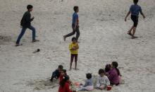 يقضي فلسطينيون نازحون وقتًا على الشاطئ مقابل خيامهم الممتدة على طول ميناء غزة، في غزة، 5 ديسمبر/كانون الأول 2025. تصوير: عمر أشتوي