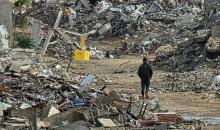 عائلة فلسطينية تحتمي من برد الشتاء القارس في خيمة نصبتها فوق منزلها المدمر قرب الخط الأصفر في خان يونس، جنوب قطاع غزة، ١٧ ديسمبر/كانون الأول ٢٠٢٥. تصوير: طارق محمد/وكالة الأنباء الفلسطينية (APA )