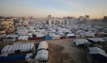 يواصل الفلسطينيون حياتهم اليومية في ظروف صعبة داخل خيام متهالكة لا توفر لهم أي حماية من برد الشتاء القارس والأمطار الغزيرة في مدينة غزة، 22 ديسمبر/كانون الأول 2025. صورة: عمر أشتوي