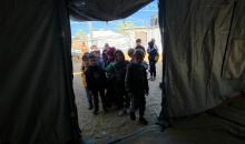 يدرس الطلاب داخل 