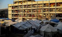 يواصل الفلسطينيون حياتهم اليومية في ظل ظروف صعبة في مدارس الأونروا بمدينة غزة في الأول من ديسمبر/كانون الأول 2025