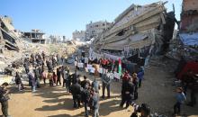 وقفة احتجاجية أمام منزل عائلة لبد المنهار على سكانه في مدينة غزة للمطالبة بتسريع جهود إعادة الإعمار وتوفير منازل متنقلة بدلاً من الخيام، 24 ديسمبر/كانون الأول 2025. تصوير: عمر أشتوي